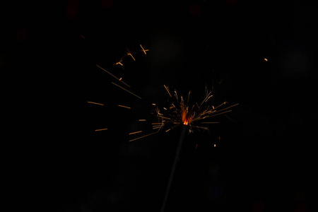 黑暗背景下的火花黑暗背景下的孟加拉火,火花四溅照片