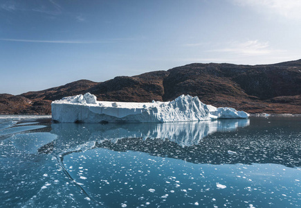 南极洲晴朗的一天。冰山在清澈的深水中完全平静和倒影。乘船在冰层中旅行。南极岛屿的冰雪。