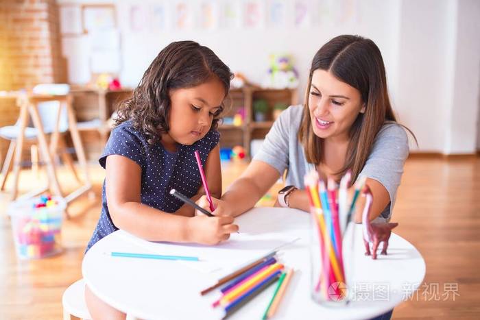 妈妈 艺术家 女人 学龄前儿童 西班牙裔 桌子 玩具 学生