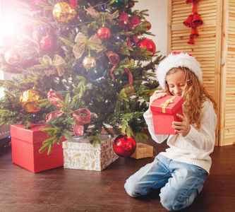 圣诞树旁有礼物的孩子