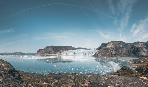 格陵兰迪斯科湾Eqip Sermia，Eqi冰川全景图。早上乘船游览北冰洋，巴芬湾，冰川崩解。在蓝天白云中破冰。