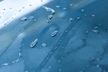 雨后车窗上的水滴