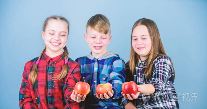 小孩子拿着红苹果.可爱的儿童苹果零食