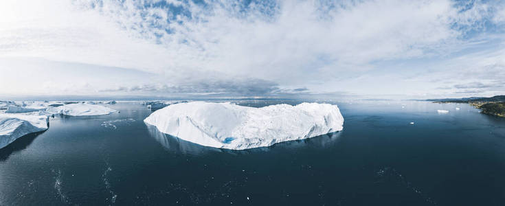 冰山无人机航空图像俯视图气候变化和全球变暖。格陵兰岛伊卢利萨特冰峡湾冰川融化的冰山。联合国教科文组织世界北极北极自然冰景观