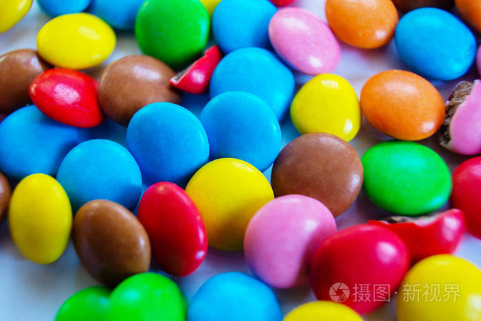 桌上散落着许多五颜六色的小圆糖丸