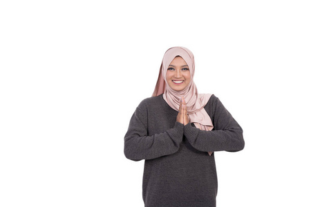 当开斋节时,蒙面女人用手势微笑道歉照片