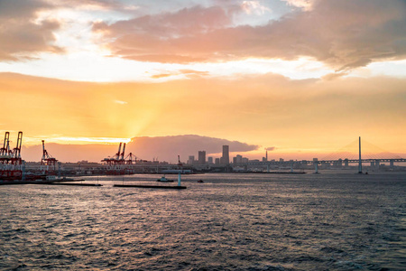 工业港口起重机在横滨夕阳为现代运输