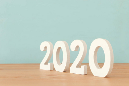 新的2020年概念。木板上的商业理念