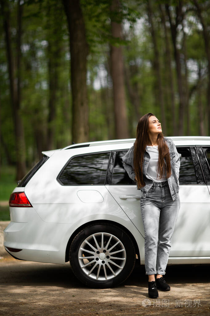 时尚理念.女孩和汽车合影的主意.垂直的.