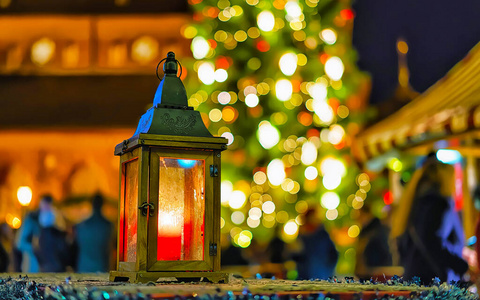 里加圣诞集市里有蜡烛的灯笼反射