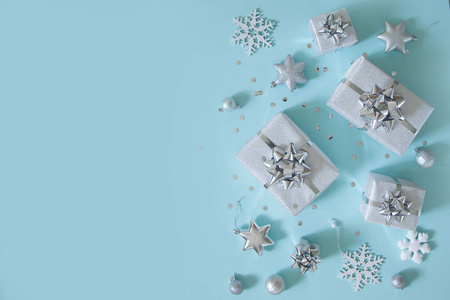 圣诞横幅。圣诞节银色和闪光礼品盒，蓝色背景