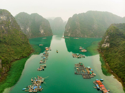 夏龙湾传统的CuaVan漂浮村