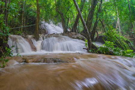 Khue雨林中的Pha Tad瀑布的瀑布场景