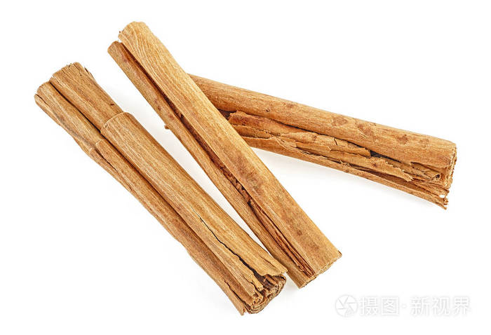 白色背景上孤立的肉桂枝真正的肉桂