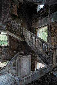 废弃的房子里破旧的旧楼梯