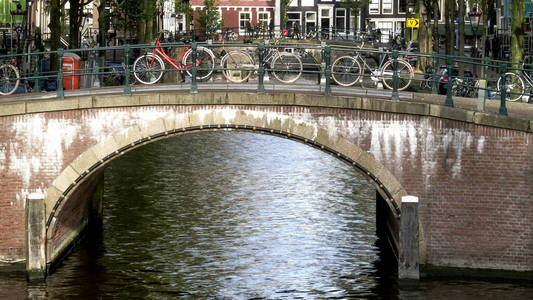 阿姆斯特丹运河上的一座桥上拴着脚踏车