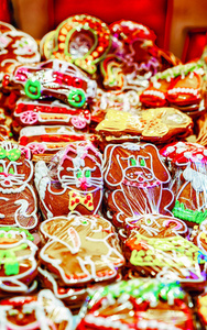 彩色姜饼加冰里加圣诞市场反射
