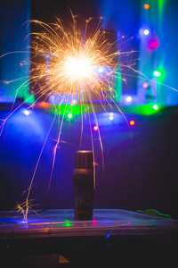新年派对燃烧火花特写在蓝色背景。克瑞