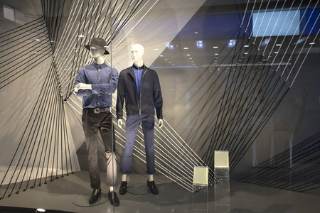 人体模特展示站在橱窗里的人体模特展示着休闲男装照片
