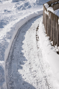 拆除人行道和木栅栏的积雪图片