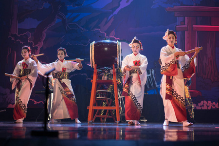 传统 日本 狐狸 服装 鼓手 美丽的 跳舞 剧院 表演者