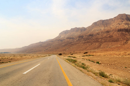街道公路90和犹太沙漠全景与自然梯田在约旦河西岸山区，以色列