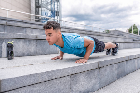 大自然的力量在高加索地区雪崩男子运动员推高,在夏季的城市,背景是