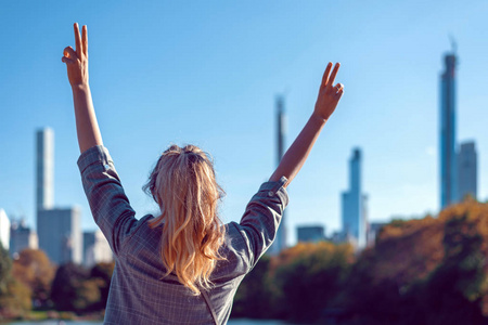 纽约中央公园的金发女人图片