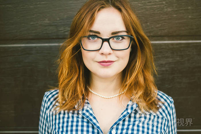 时尚夏装女装.女性戴眼镜.迷人的红发女孩穿着复古复古风格的连衣裙.