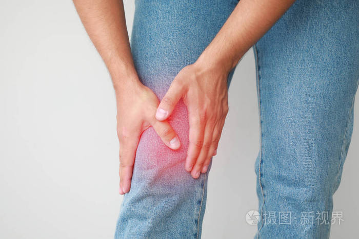 年轻人膝盖疼痛在轻背景特写