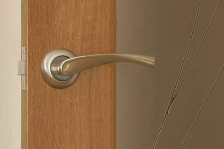 木门上的门把手和钥匙孔,带玻璃,特写图片照片