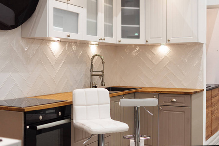 豪华现代厨房的室内设计。木质和白色现代厨房内饰。