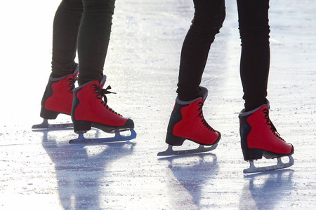 溜冰场上穿着红溜冰鞋的脚。体育和娱乐。休息