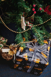 在装饰喜庆的圣诞树下的各种包装礼物。生活方式