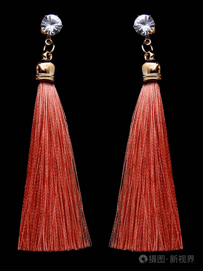 黑色背景的红色流苏耳环