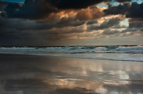 澳大利亚水上反射天空的海景