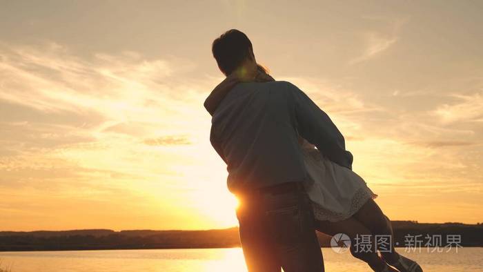 晚上在夏日公园里快乐的男女华尔兹.