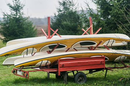 装载在拖车上的彩色皮划艇照片