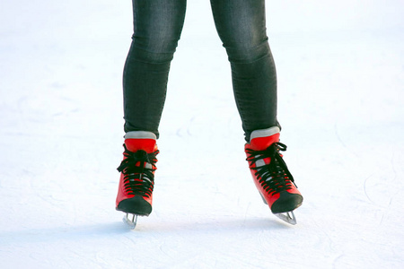 溜冰场上穿着溜冰鞋的女性腿。体育和娱乐。R