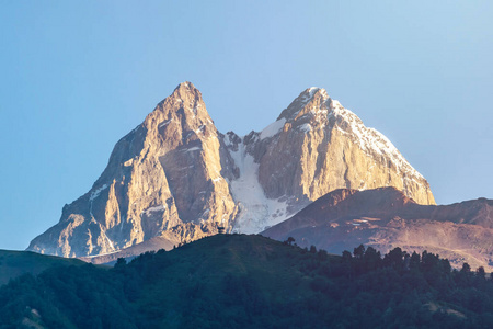 乌什巴山景色。乌什巴是最著名的山峰之一