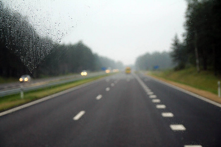 雨天在高速公路上开车