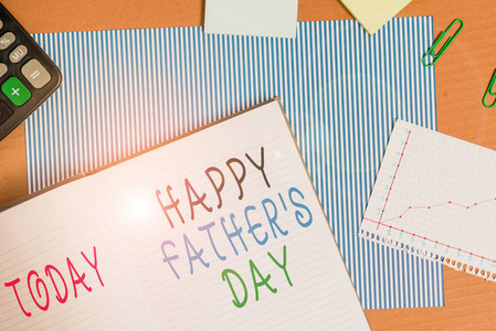 手写文字写父亲节快乐。概念意味着一年中庆祝全世界父亲的时间条纹纸板笔记本硬纸板办公室学习用品图表纸。