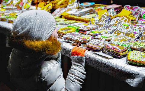 里加圣诞集市上五颜六色的姜饼上的孩子