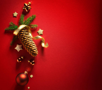 圣诞假期公寓在红色背景上放置装饰品
