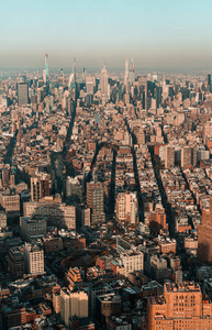 从曼哈顿市中心俯瞰纽约市日落鸟瞰住宅区。
