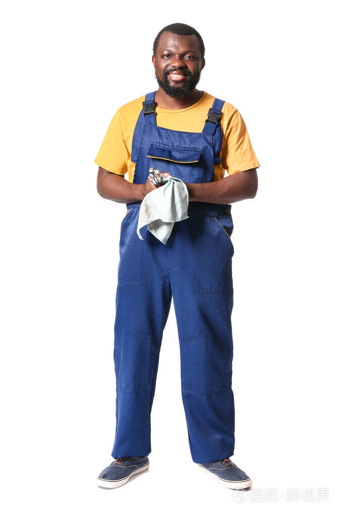 白色背景的非裔美国汽车修理工