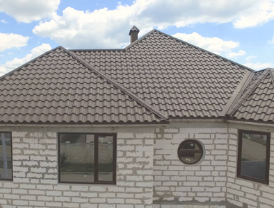金属波纹屋顶和金属屋顶。现代金属屋顶