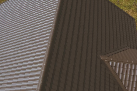 屋顶上的棕色金属瓦。波纹金属屋顶