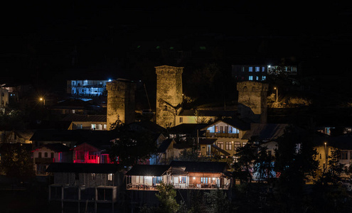 斯瓦内提的梅斯蒂亚村和灯火通明的望塔的夜景，位于佐治亚州山区的科什基