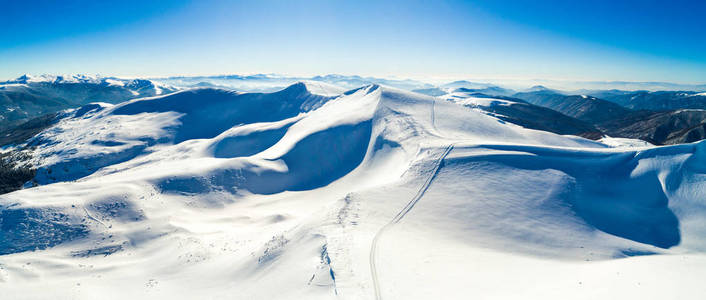 令人惊叹的雪景滑雪场鸟瞰图